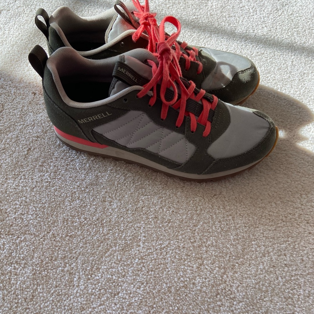 Merrell woman’s size 9 sneakers/ hiking shoes